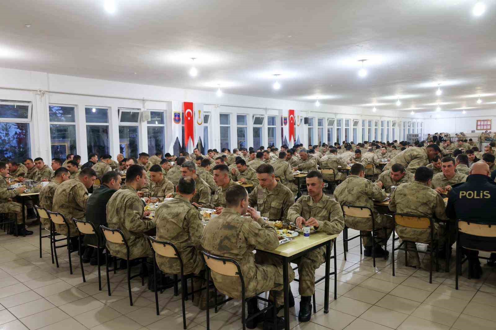 Ailesiyle g&ouml;r&uuml;nt&uuml;l&uuml; konuşan Mehmet&ccedil;ik duygu dolu anlar yaşadı
