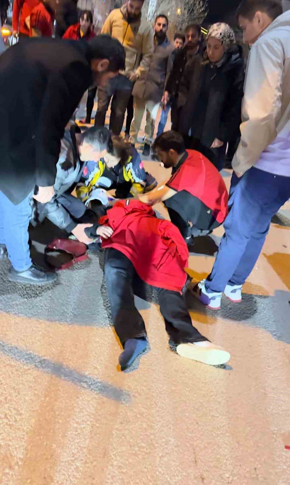 Otomobil, yayalara &ccedil;arptı: 2 ağır yaralı
