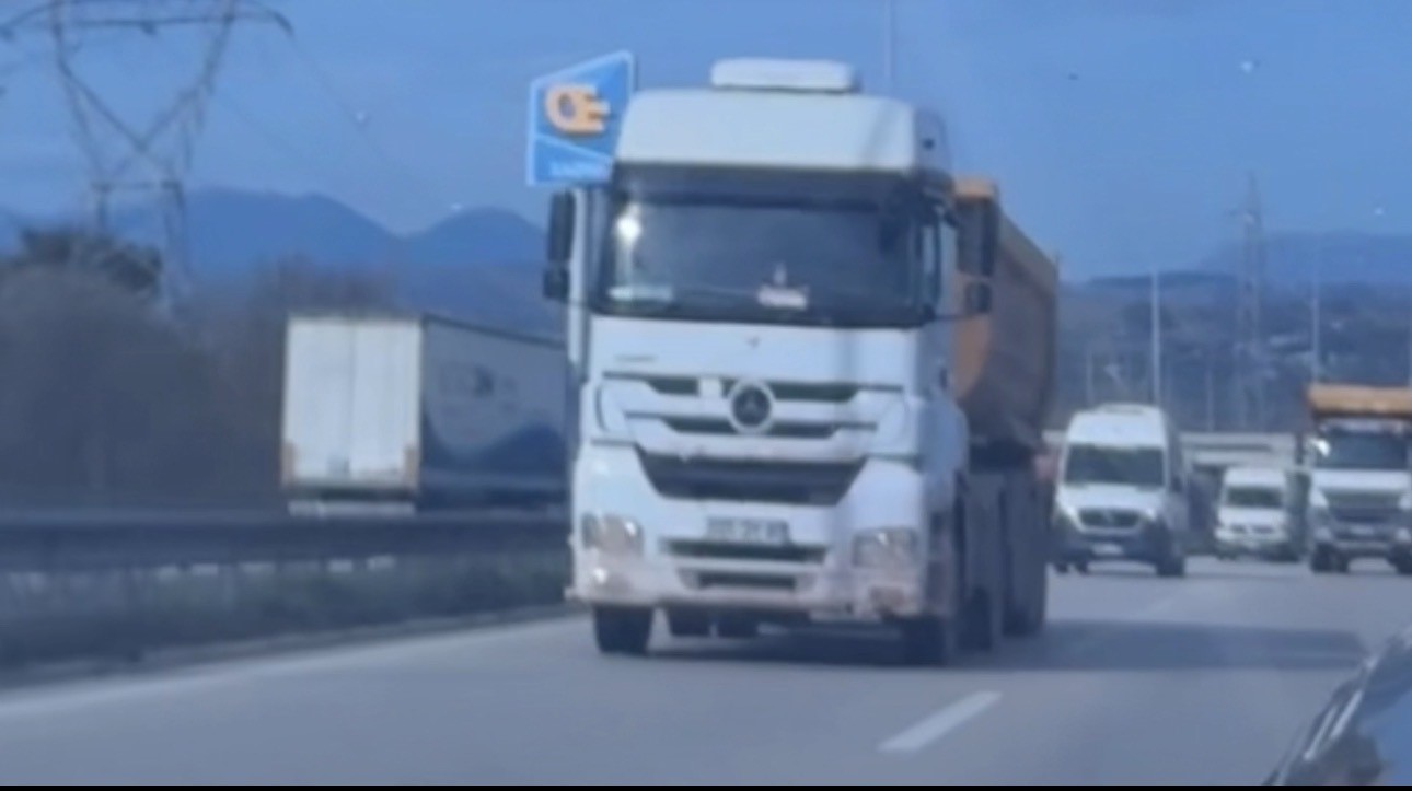 Bursa’da hafriyat kamyonu tehlike saçtı