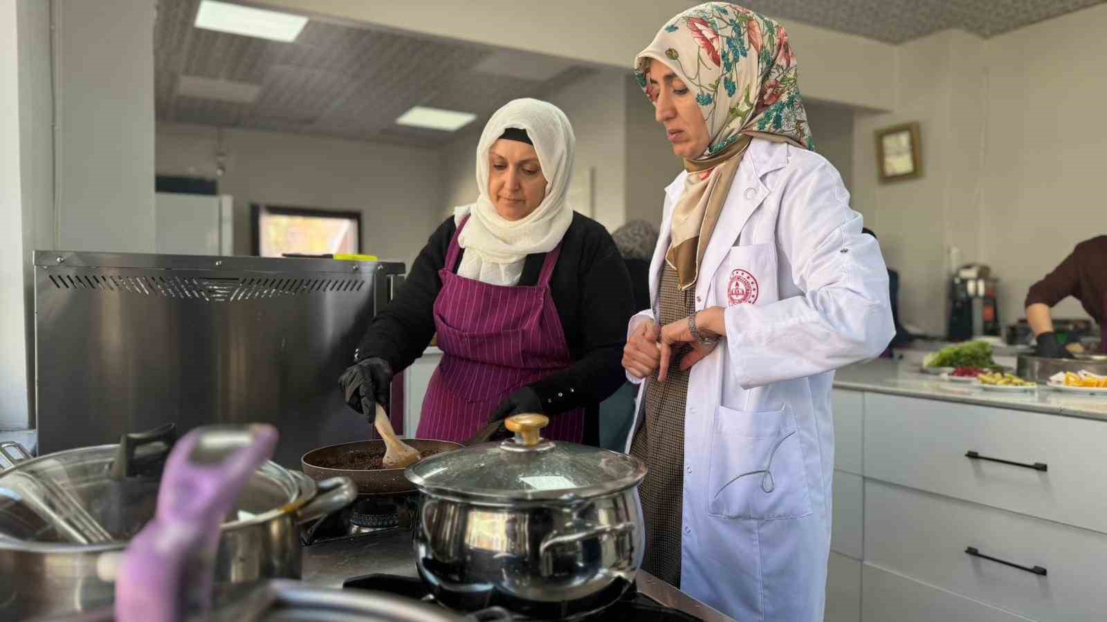 Siverek&rsquo;te aş&ccedil;ılık kursuna giden kadınlar y&ouml;resel yemekler yapıp sofraları s&uuml;sl&uuml;yor
