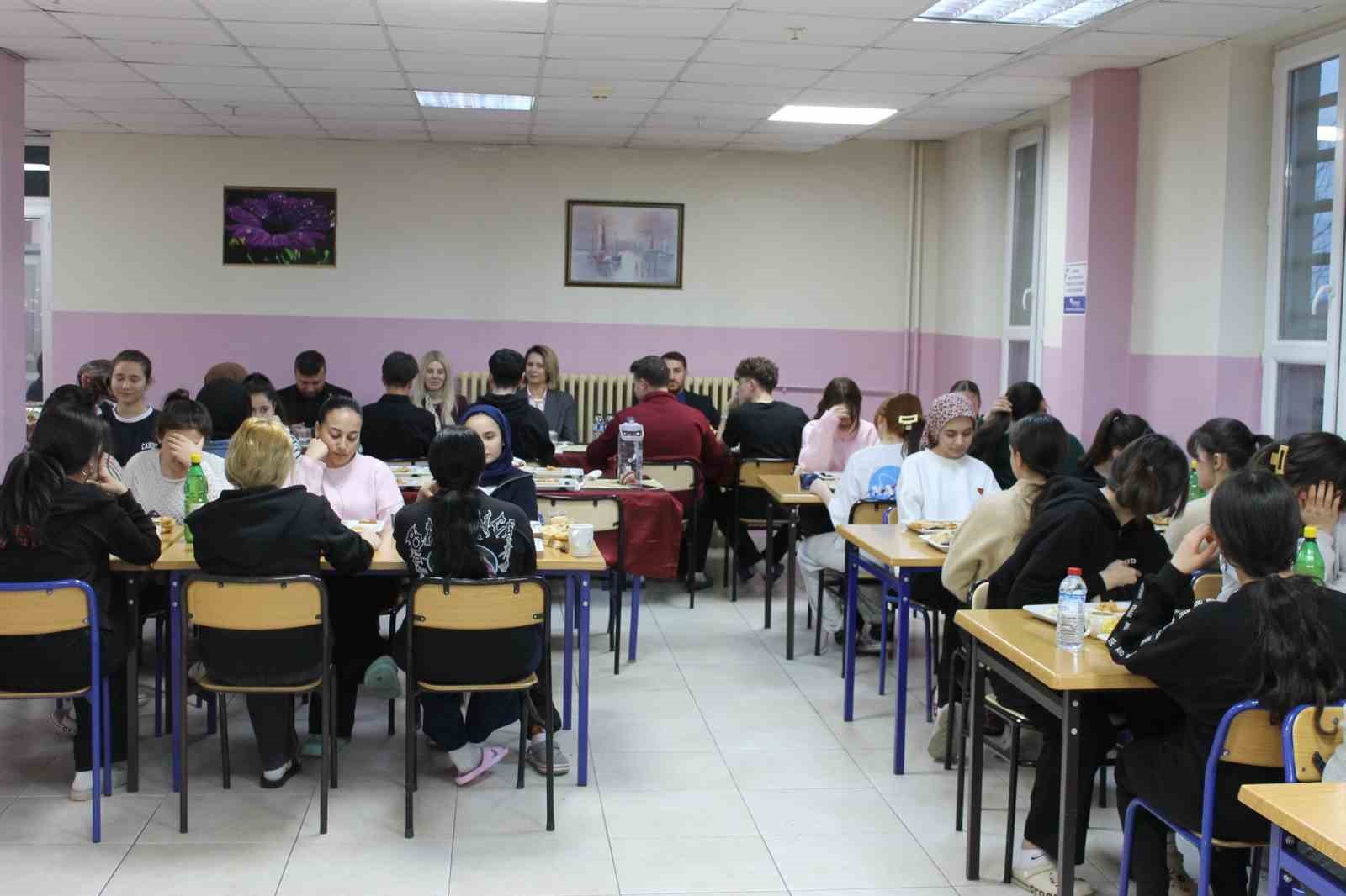 Altıntaş Kaymakamı Ayşeg&uuml;l Yıldırım &ouml;ğrencilerle iftarda buluştu
