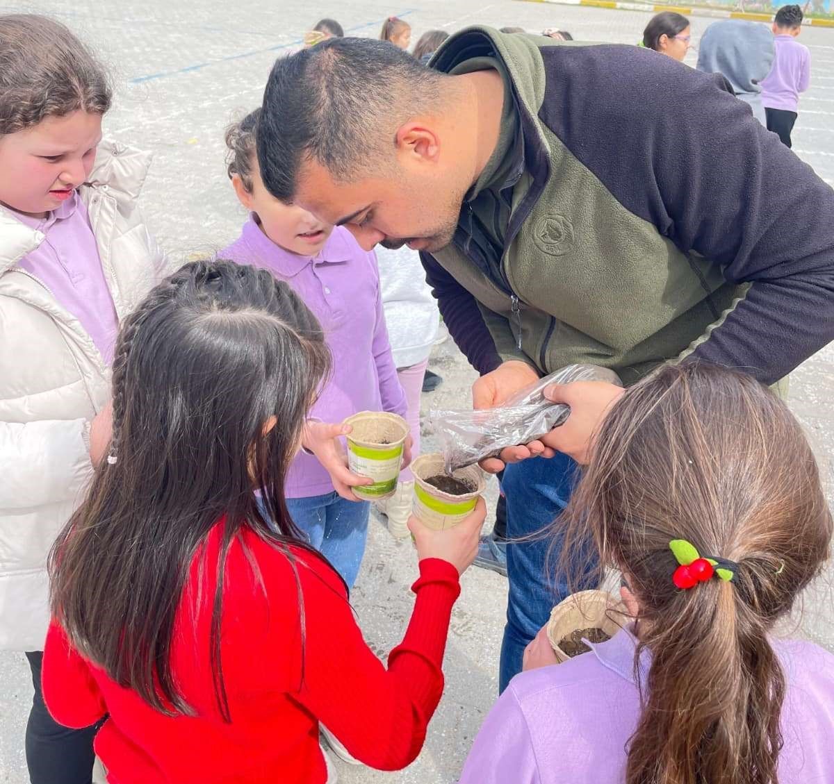 Emet&rsquo;te &ouml;ğrenciler kara&ccedil;am tohumlarını saksılara ekti

