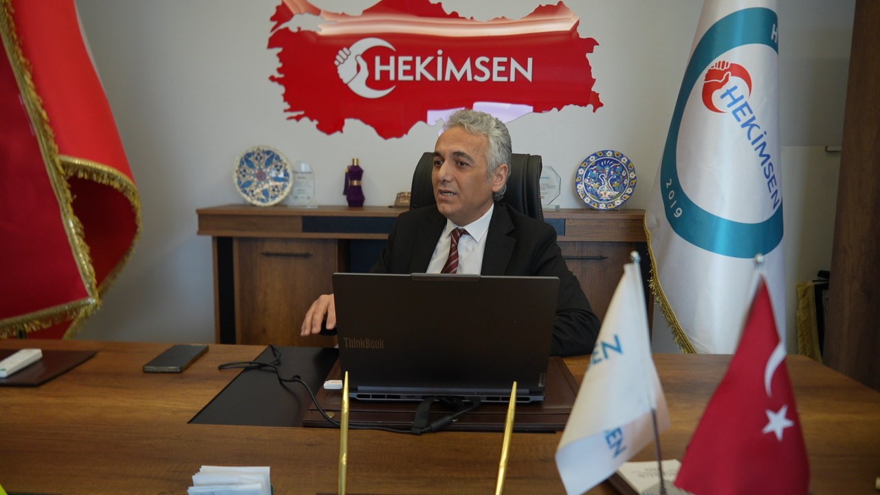 Türkiye'de yıllık muayene sayısının 1,5 milyara, MR sayısının 15 milyona, tomografi sayısının ise 17 milyona ulaştığını açıklayan Uzm. Dr. Adil Kurban, ortalama bir vatandaşın yılda 20'nin üzerinde sağlık kuruluşuna başvurduğunu söyledi.