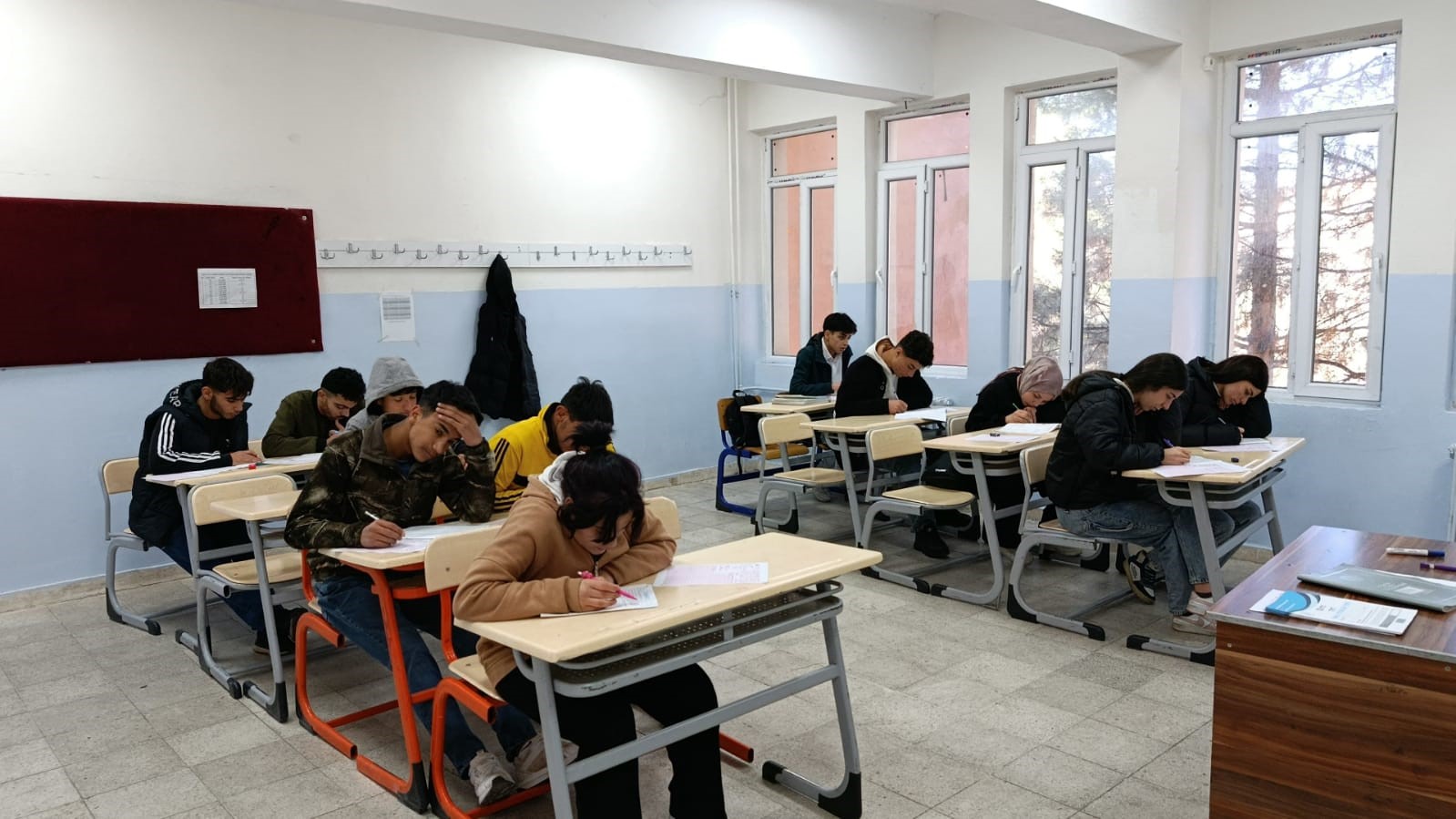 Eğil Belediyesinden 11 ve 12. sınıf &ouml;ğrencilerine y&ouml;nelik &ouml;d&uuml;ll&uuml; deneme sınavı yapıldı
