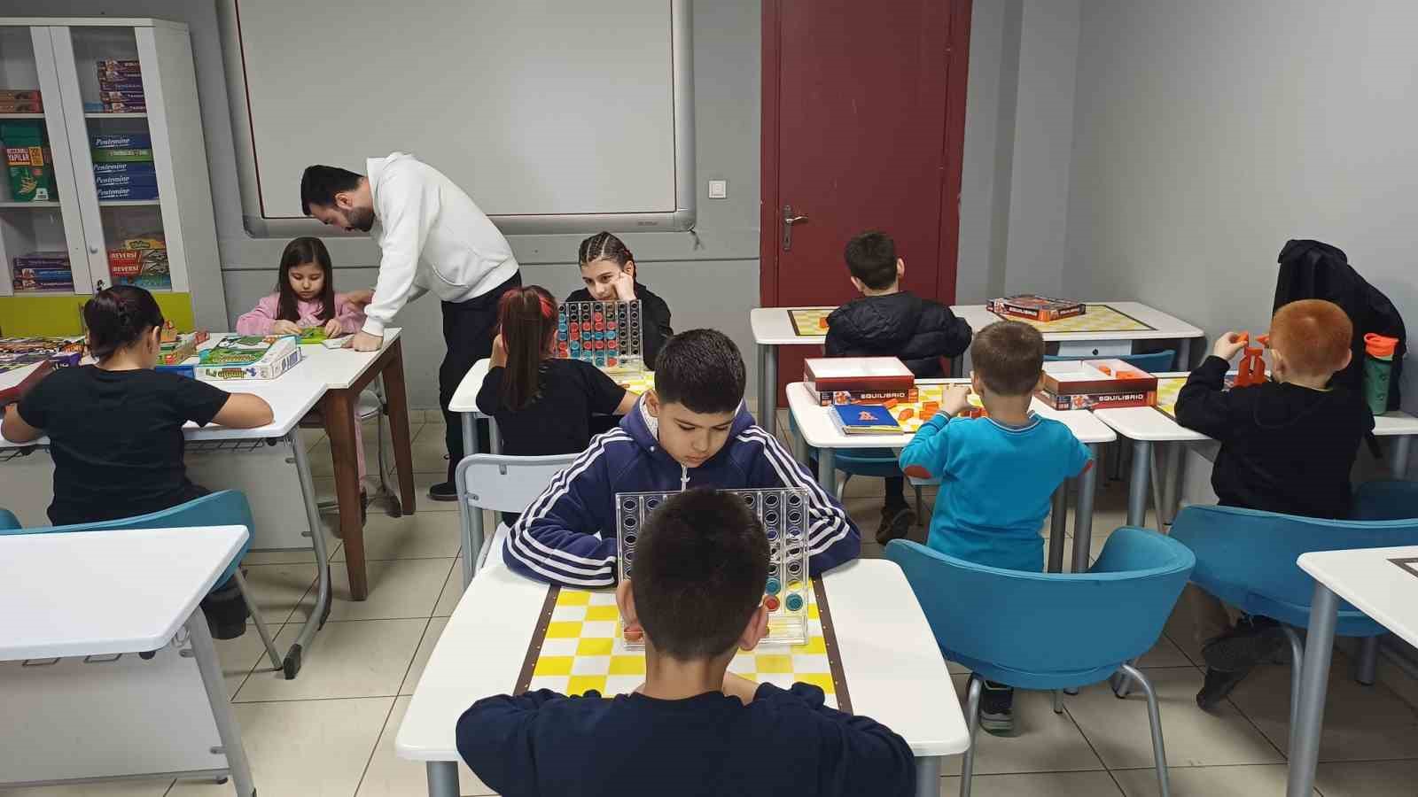 Gençlik merkezinde akıl ve zeka kursu ilgi görüyor