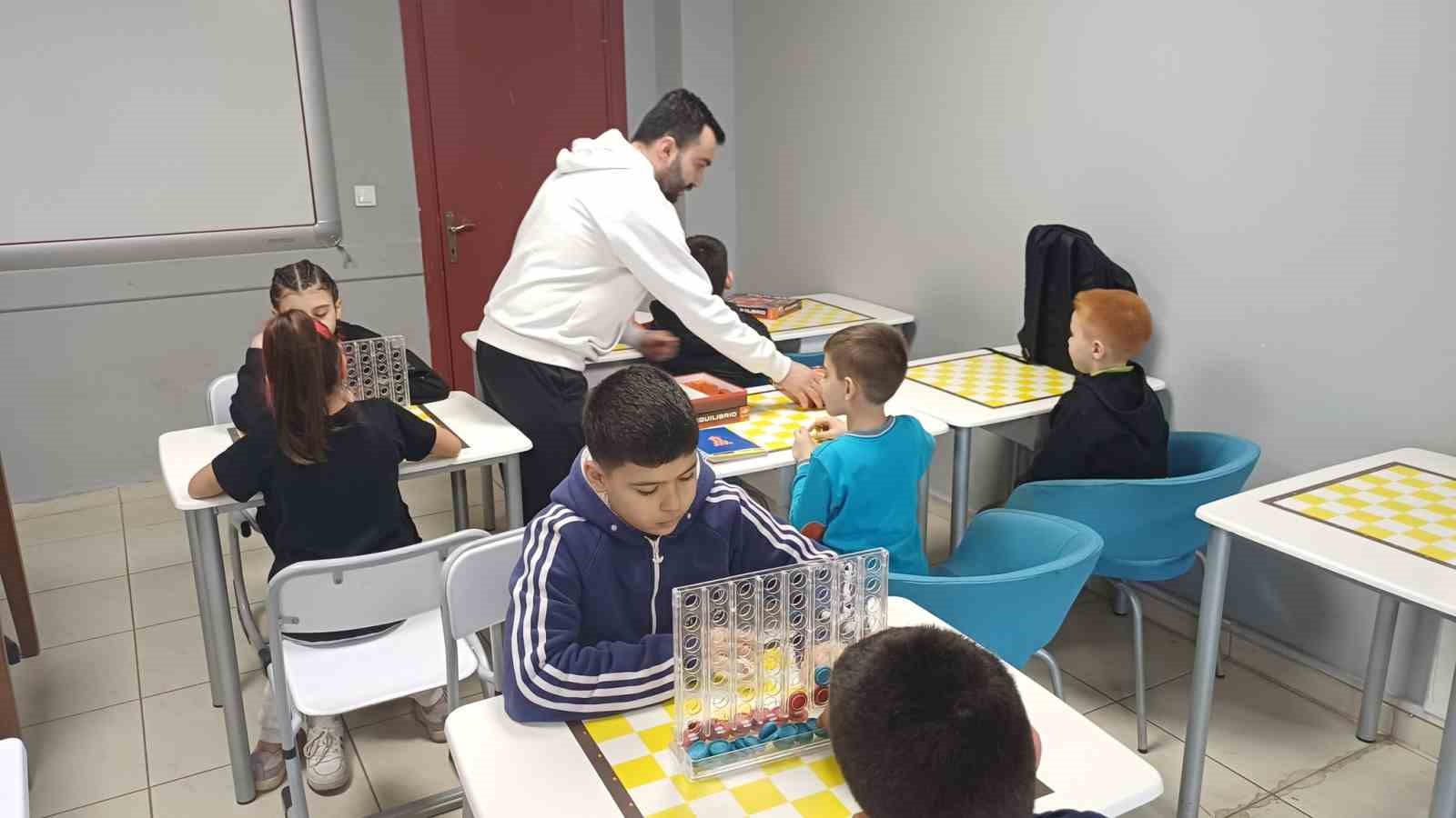 Gen&ccedil;lik merkezinde akıl ve zeka kursu ilgi g&ouml;r&uuml;yor
