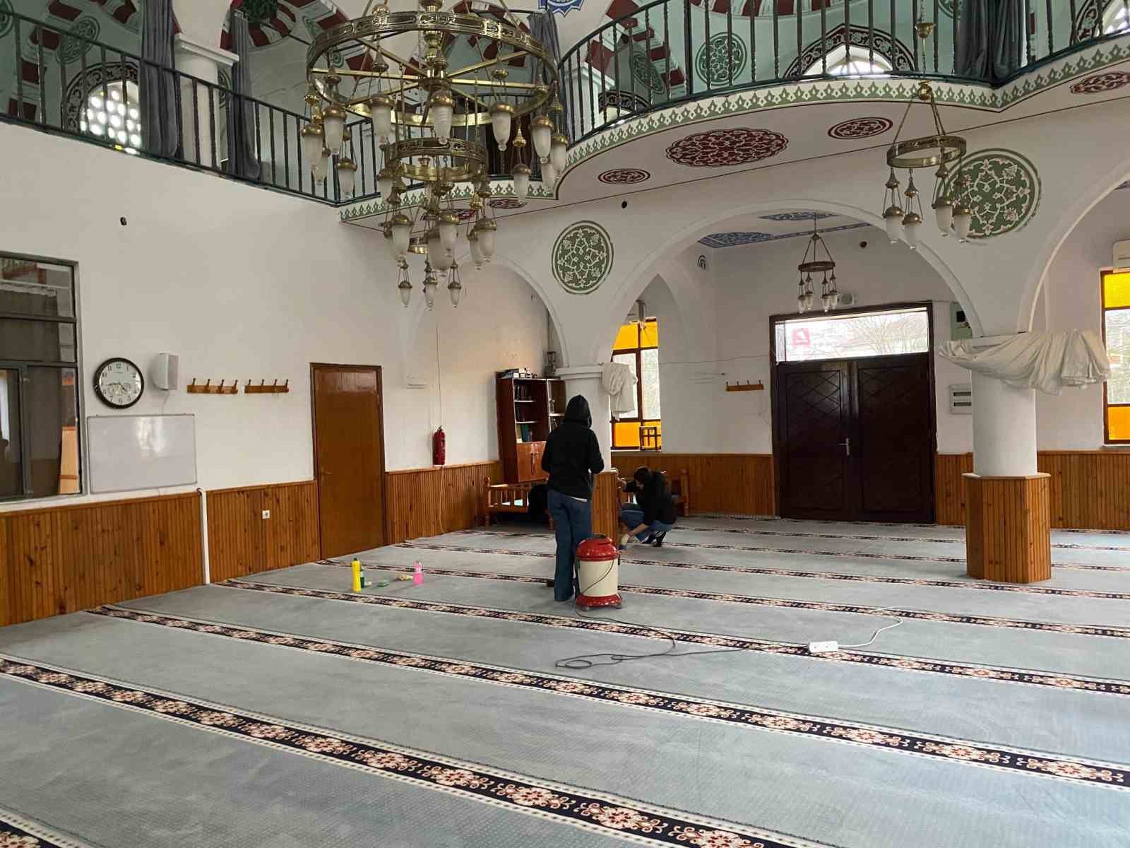 G&ouml;n&uuml;ll&uuml; &ouml;ğrencilerden camiyi temizledi
