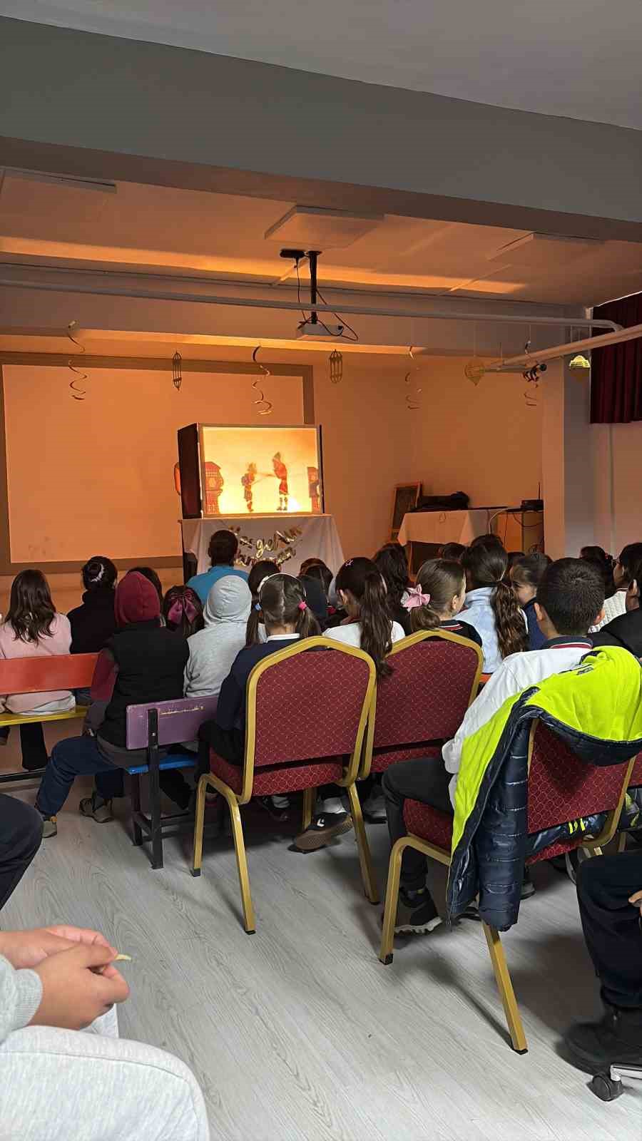 Menteşe&rsquo;de g&ouml;n&uuml;ll&uuml; gen&ccedil;ler Hacivat ve Karag&ouml;z&rsquo;&uuml; okullara taşıdı
