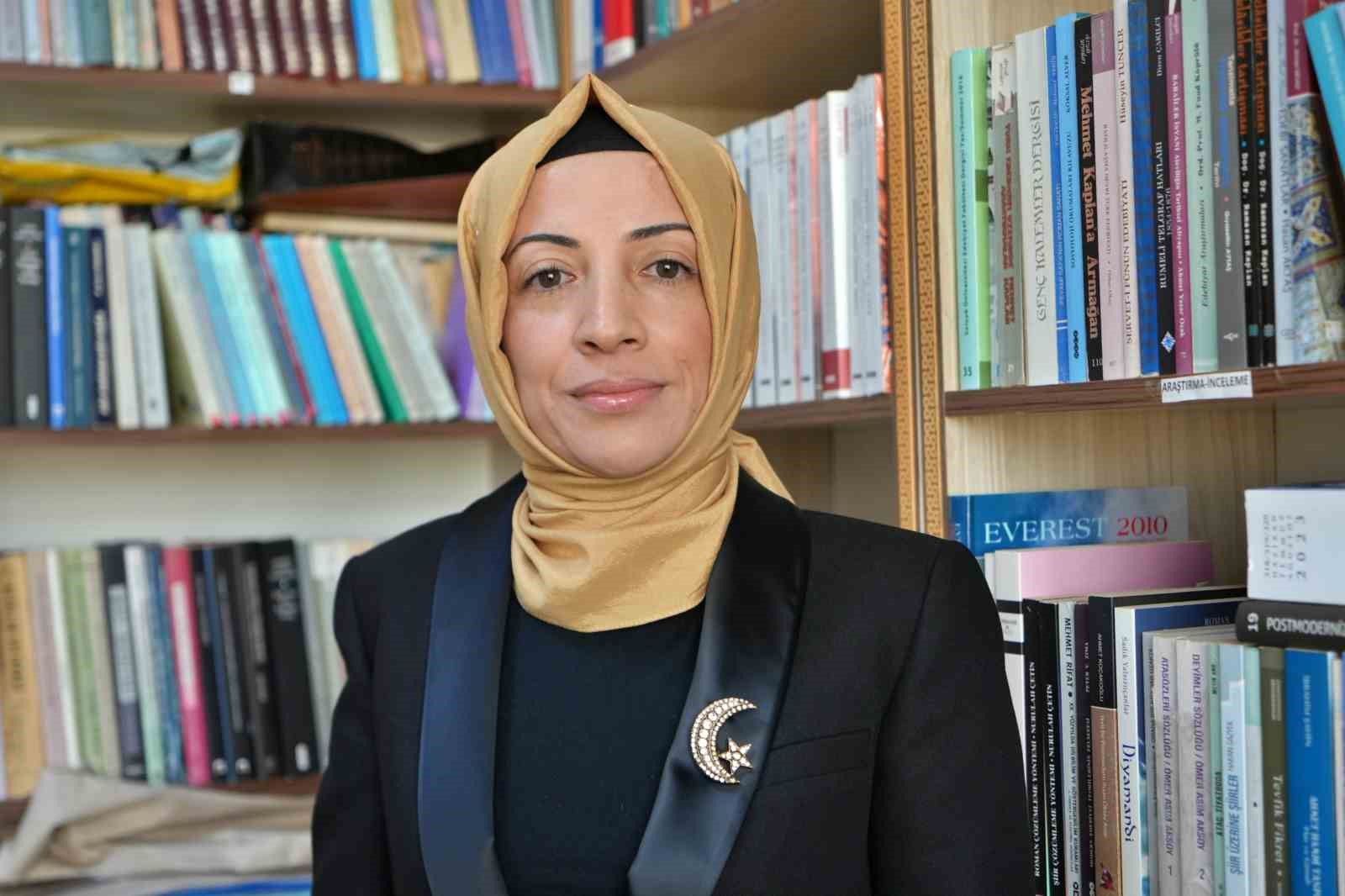 28 Şubat'ın 27'nci yıl dönümü yaklaşırken Doç. Dr. Bedia Koçakoğlu, yasaklarla geçen öğrencilik yıllarını anlattı. Üniversiteye girebilmek için başörtüsünü çıkarmak zorunda kalan Koçakoğlu, yıllar sonra akademisyen olarak kürsüye başörtüsüyle çıktı.