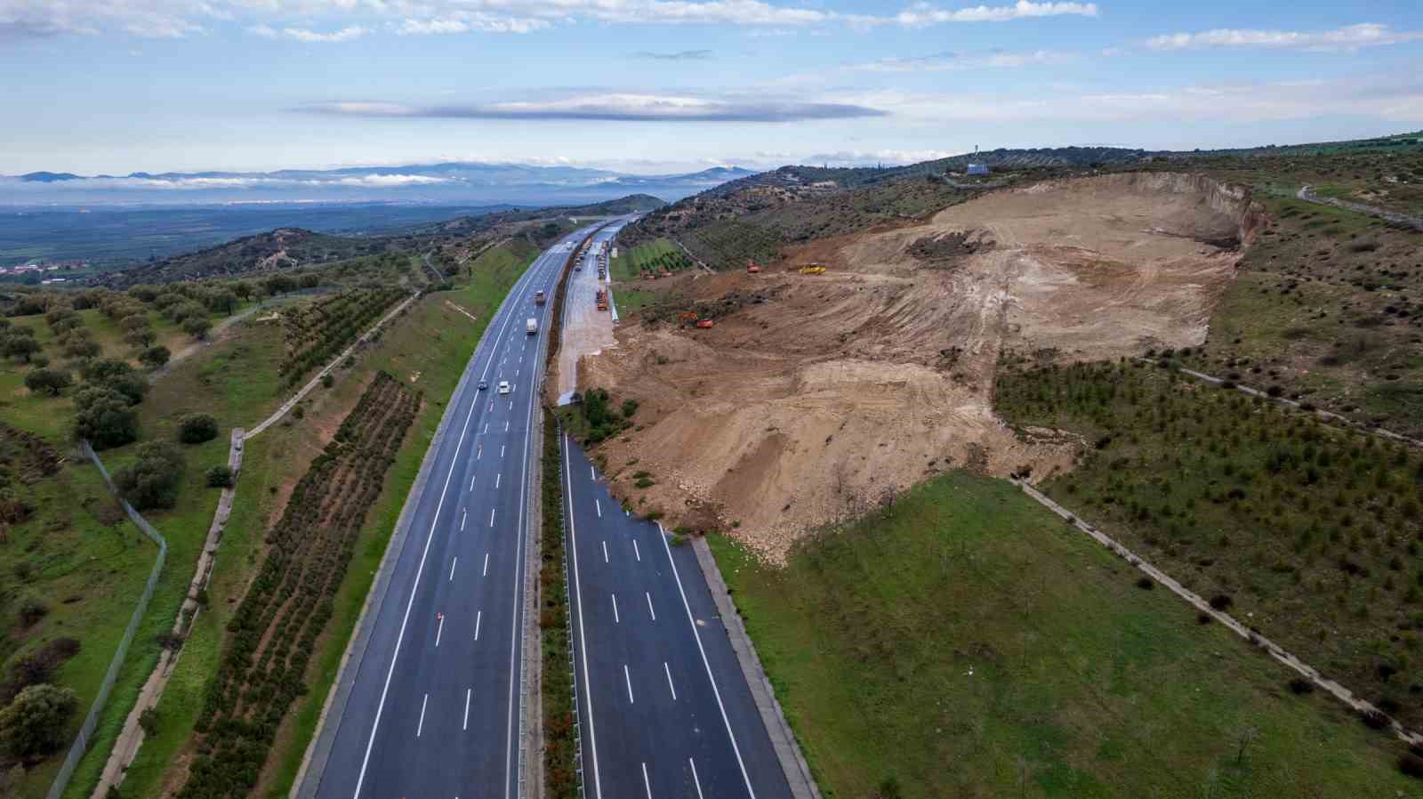 Heyelan yaşanan İzmir-İstanbul otoyolunda &ccedil;alışmalar devam ediyor
