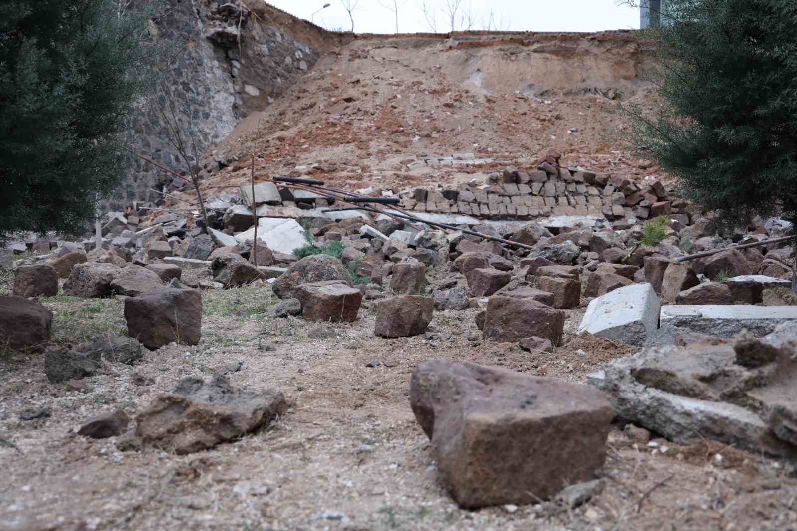 Nevşehir&rsquo;de 15 metre y&uuml;ksekliğindeki istinat duvarı &ccedil;&ouml;kt&uuml;
