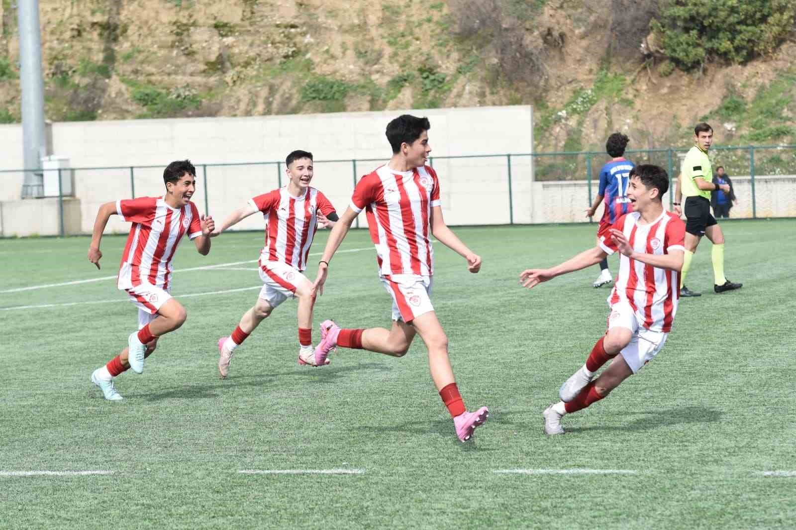 Yunusemre&rsquo;nin U16&rsquo;ları T&uuml;rkiye Şampiyonası&rsquo;na katılmaya hak kazandı
