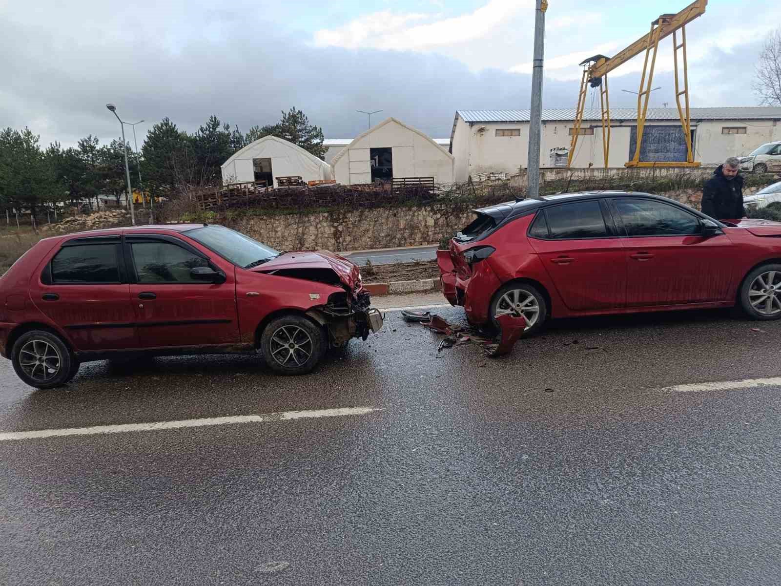 Bilecik’te zincirleme trafik kazası; 4 yaralı