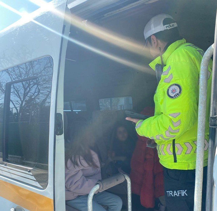 Manisa Emniyet M&uuml;d&uuml;rl&uuml;ğ&uuml;nden okul servislerine sıkı denetim
