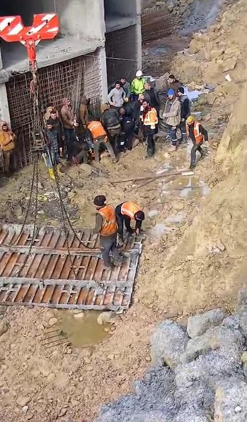 Arnavutk&ouml;y&rsquo;de şantiyede d&uuml;şen gen&ccedil; iş&ccedil;i hayatını kaybetti
