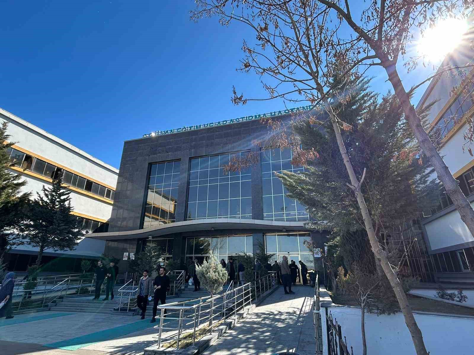 Van&rsquo;da ilk kez korneanın sadece hasarlı tabakası değiştirildi
