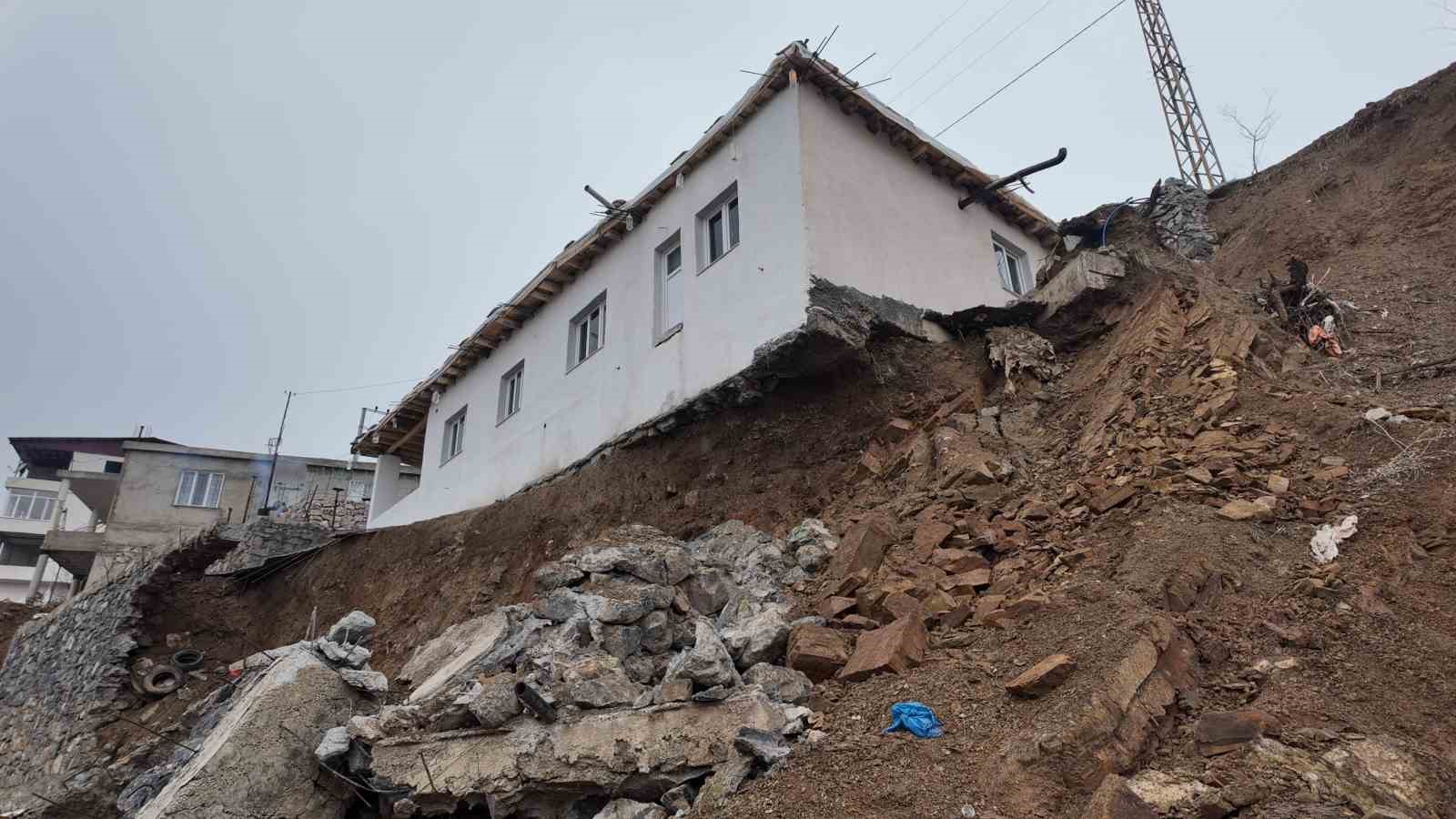 B&uuml;t&uuml;n birikimi ile ev yaptı, toprak kayması ile &rsquo;hayatı&rsquo; askıda kaldı

