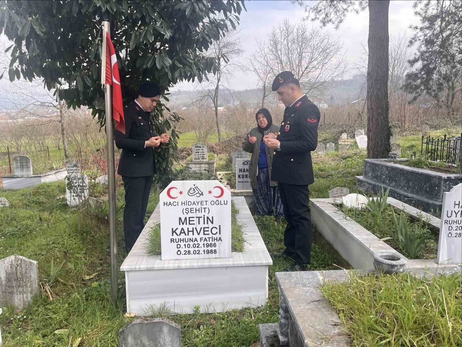 Jandarma şehit ailesini ve kabrini ziyaret etti