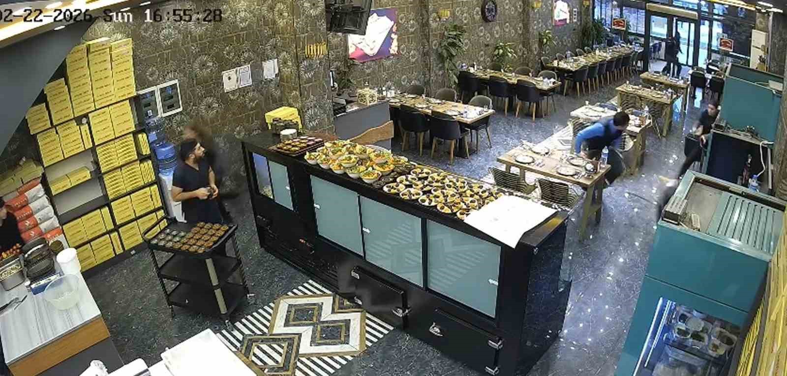  Sakarya'nın Adapazarı ilçesinde bir kebap salonunun asma tavanı iftar hazırlığı yapıldığı sırada çöktü. Personelin saniyelerle kurtulduğu olayda yaralanan olmazken, o anlar iş yerinin güvenlik kamerasına yansıdı.