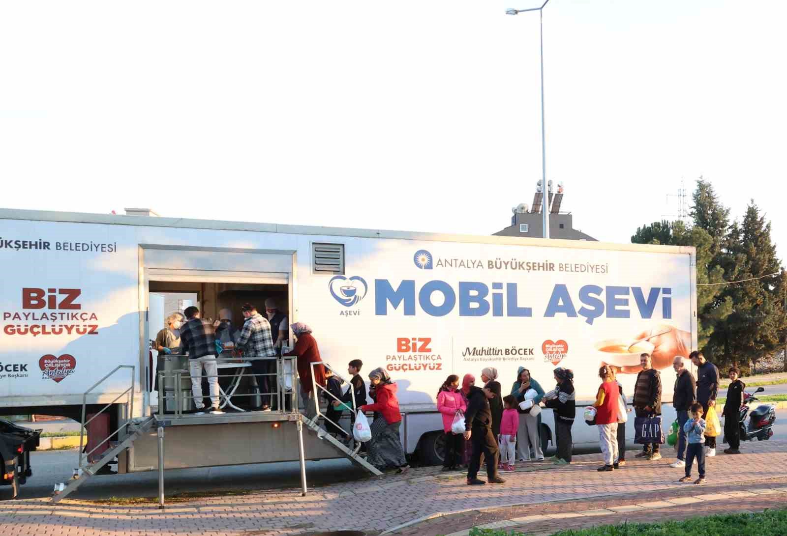 B&uuml;y&uuml;kşehir&rsquo;in geleneksel iftar ikramı s&uuml;r&uuml;yor
