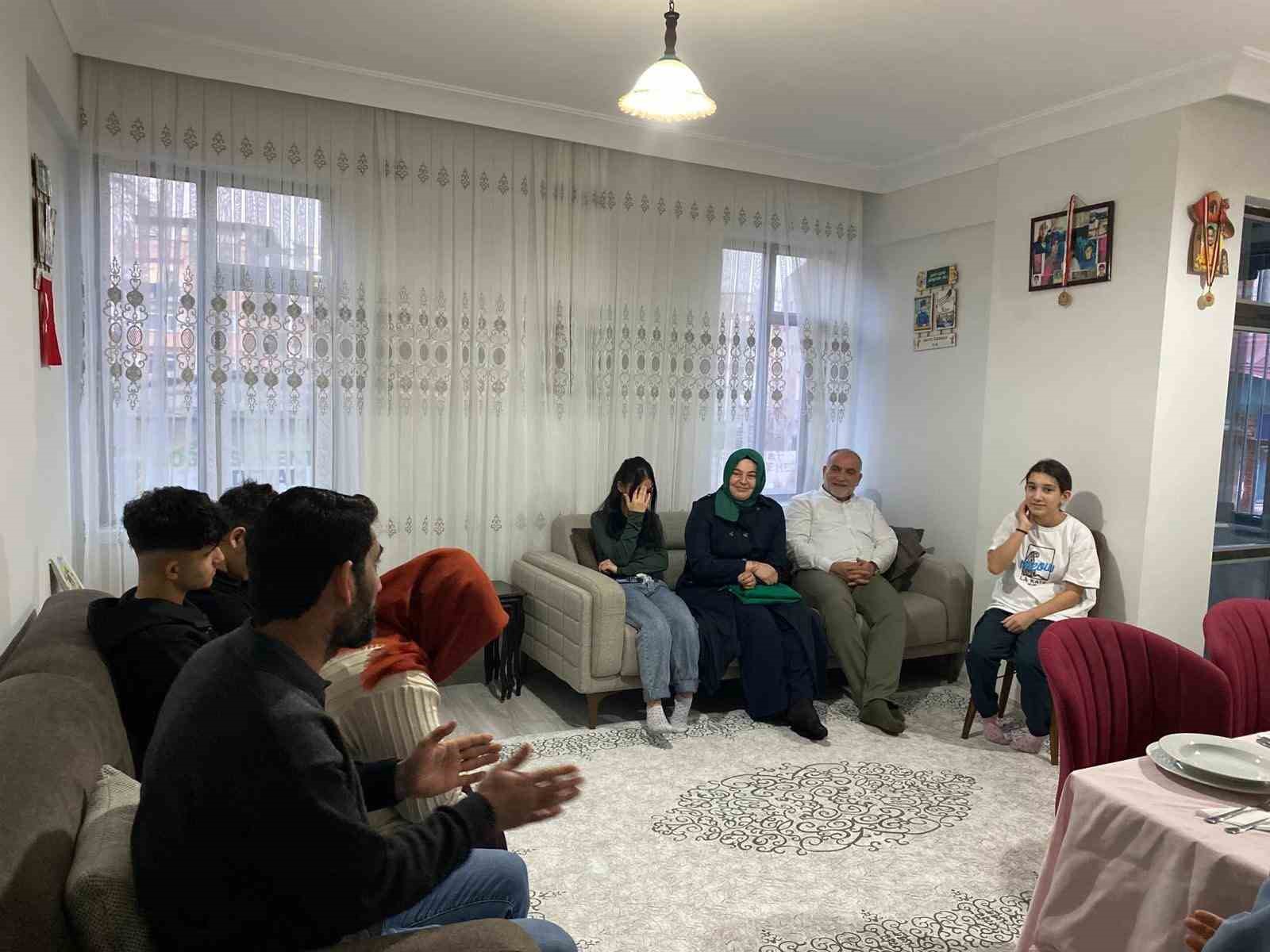 Başkan Sandık&ccedil;ı&rsquo;dan &rsquo;&ccedil;at kapı&rsquo; iftar
