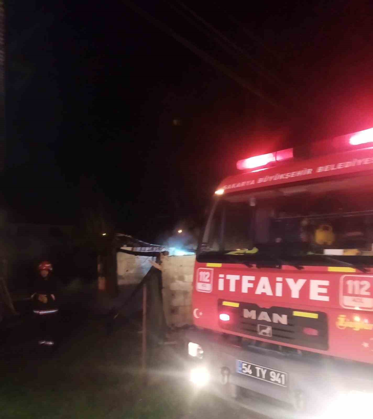 Odunluk yangını ekiplerin hızlı m&uuml;dahalesi ile s&ouml;nd&uuml;r&uuml;ld&uuml;
