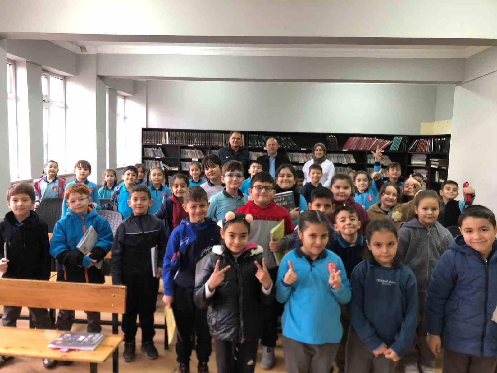 İlkokulda yerel yönetimler dersine giren muhtar öğrencilere görevini anlattı