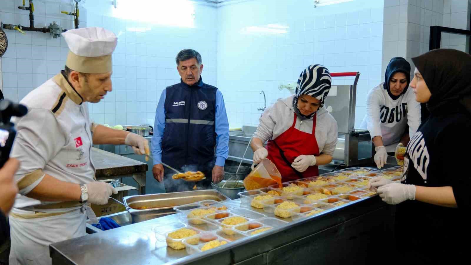 Erzincan&rsquo;da ihtiya&ccedil; sahiplerine her g&uuml;n 3 &ccedil;eşit iftar yemeği ulaştırılıyor
