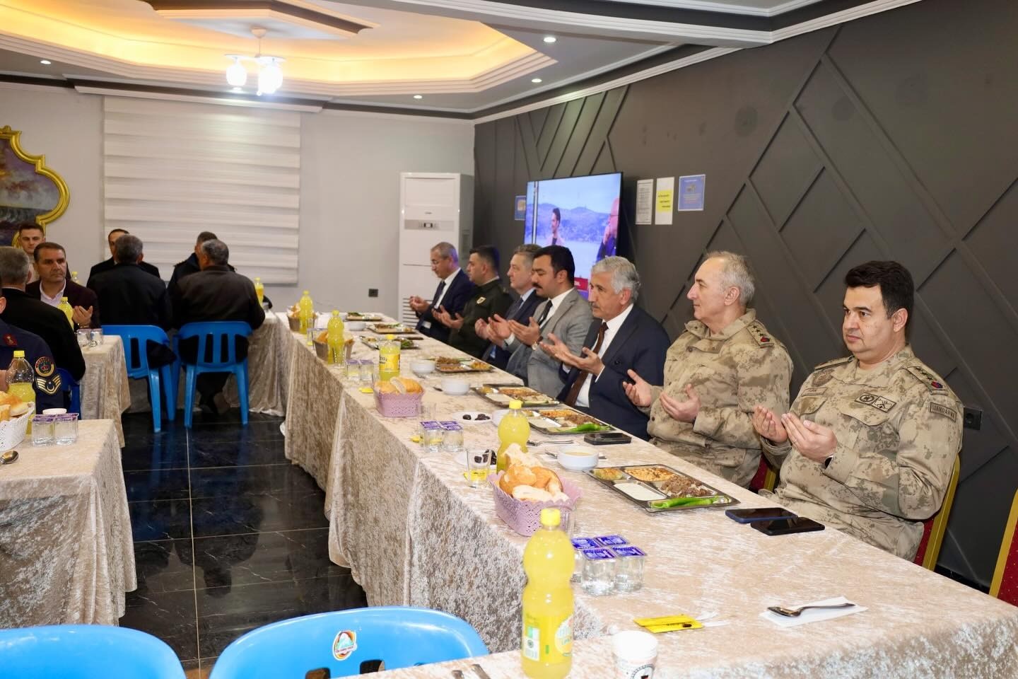 İl&ccedil;e protokol&uuml; &ouml;ğrencilerle iftarda bir araya geldi
