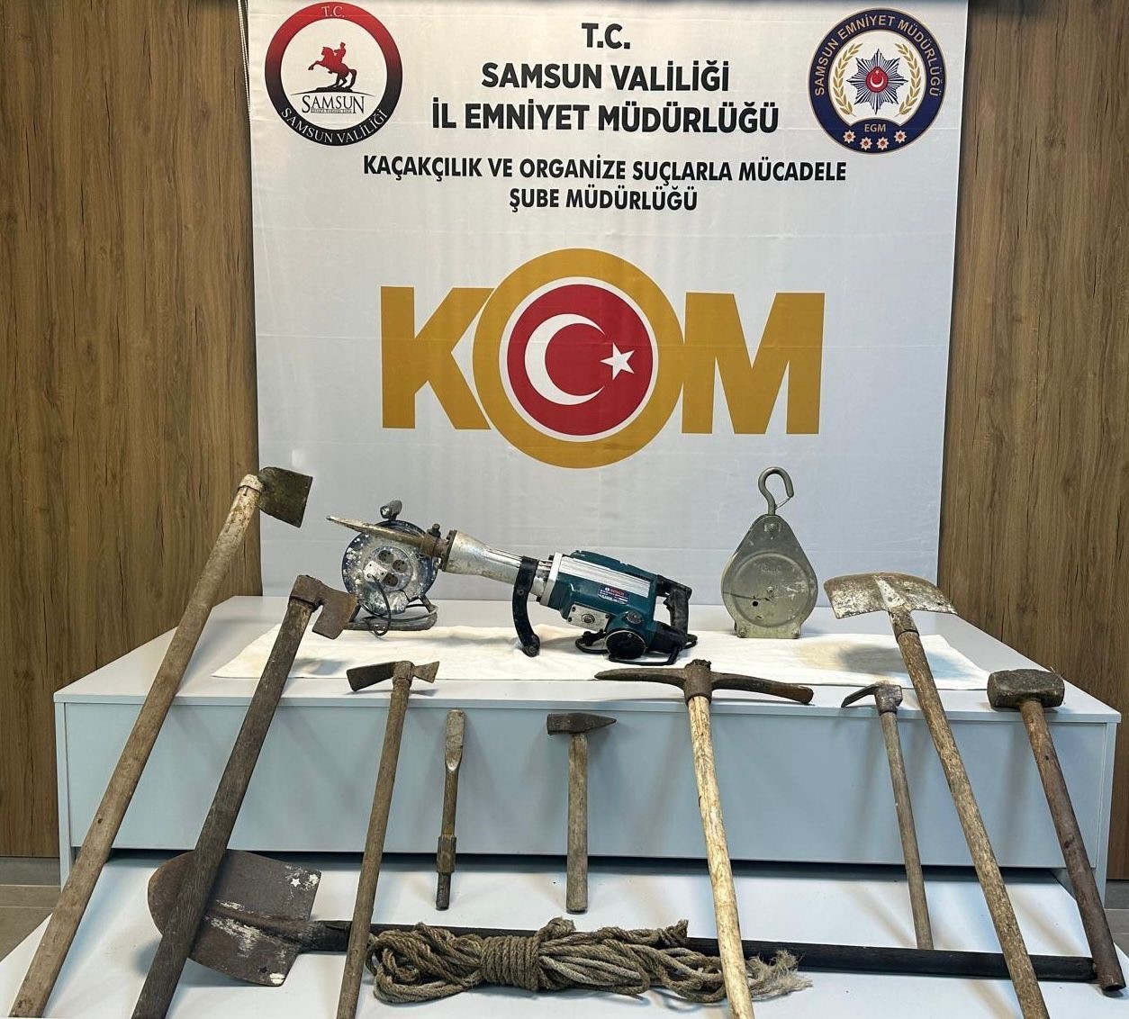 Kanalizasyon bahanesiyle 6 metrelik define çukuru kazarken yakalandılar