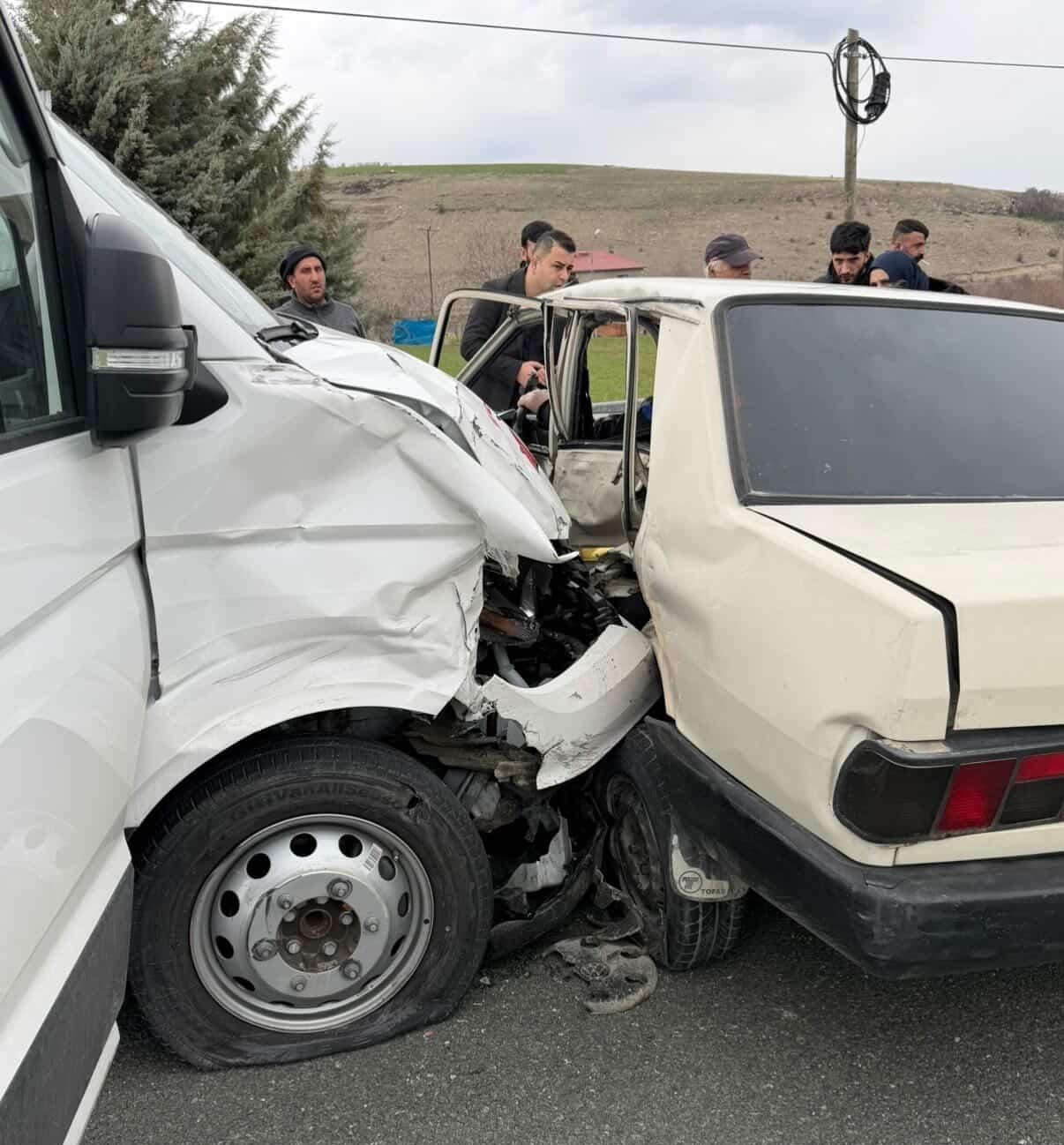 Minib&uuml;s ile Tofaş &ccedil;arpıştı: 4 yaralı
