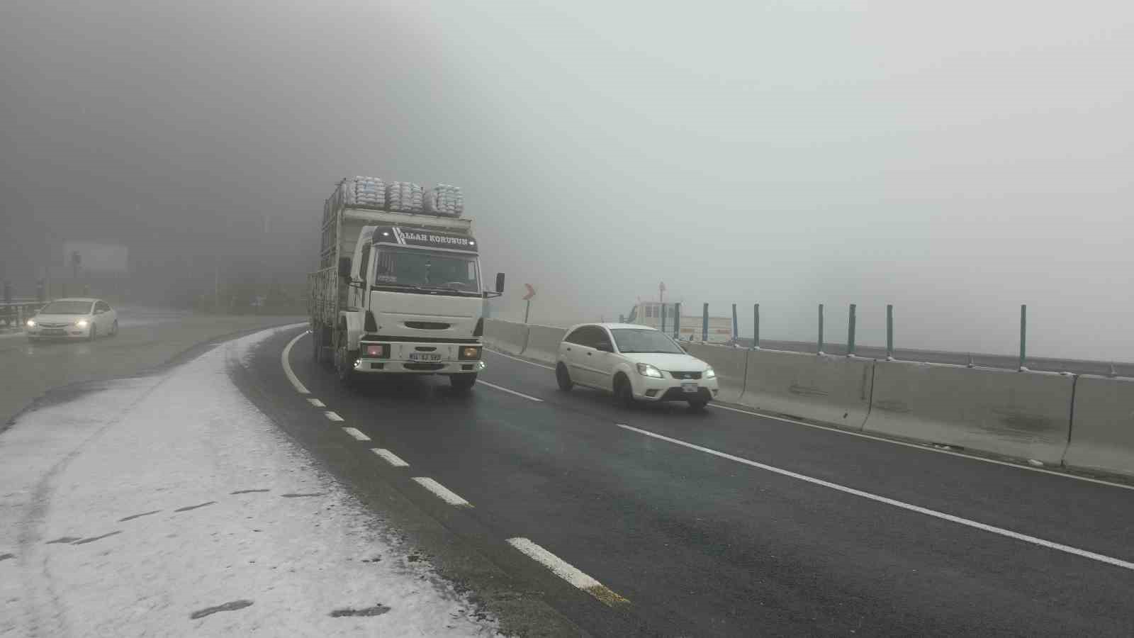 Bolu Dağı&rsquo;nda hafif kar yağışı ve sis etkili oluyor
