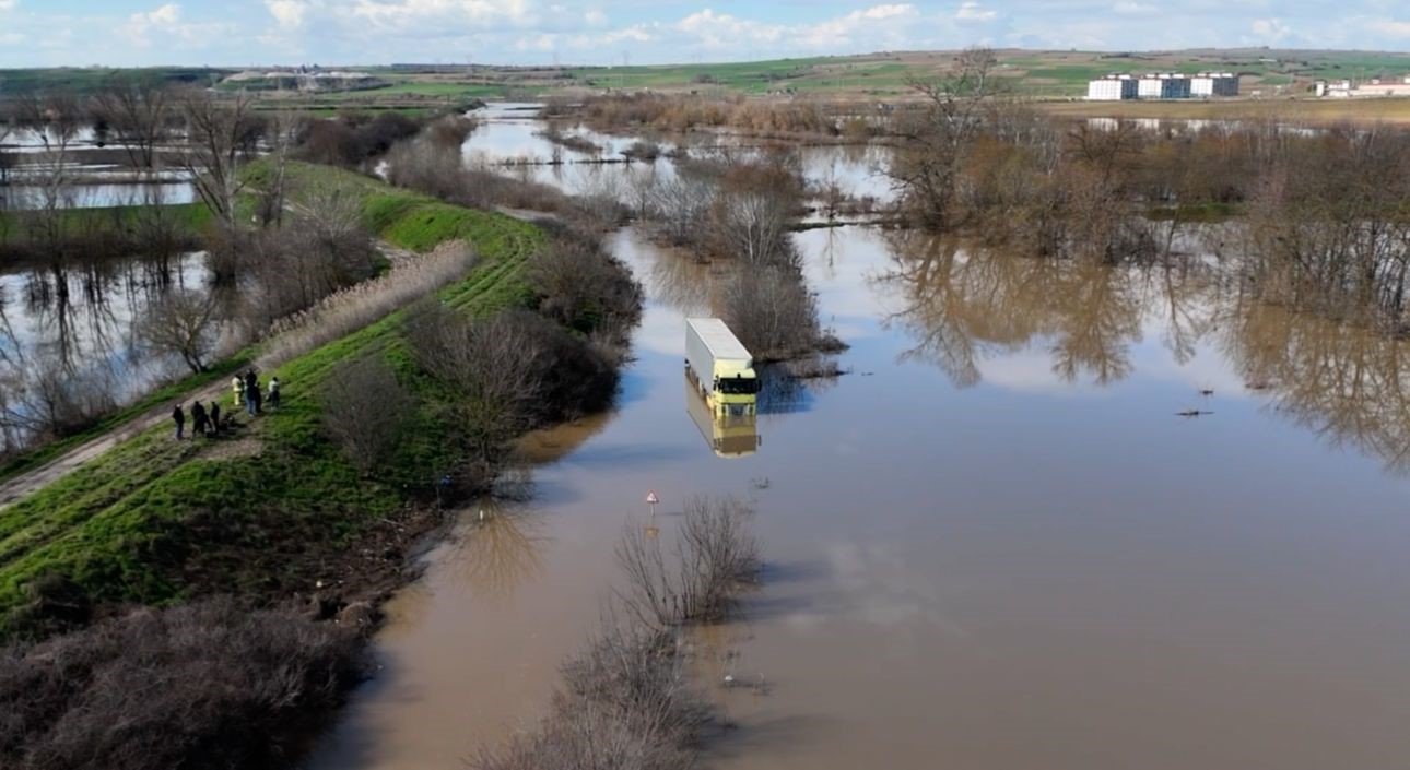 Sel sularının ortasında 3 g&uuml;nl&uuml;k esaret: S&uuml;r&uuml;c&uuml;y&uuml; itfaiye kurtardı
