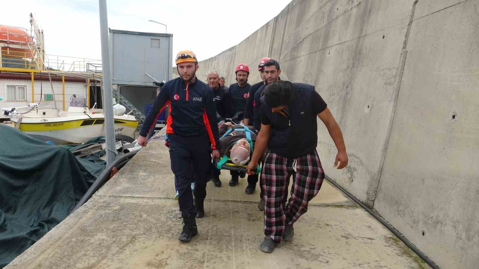 Balık tutmak i&ccedil;in gittiği dalga kıranda d&uuml;şerek mahsur kaldı
