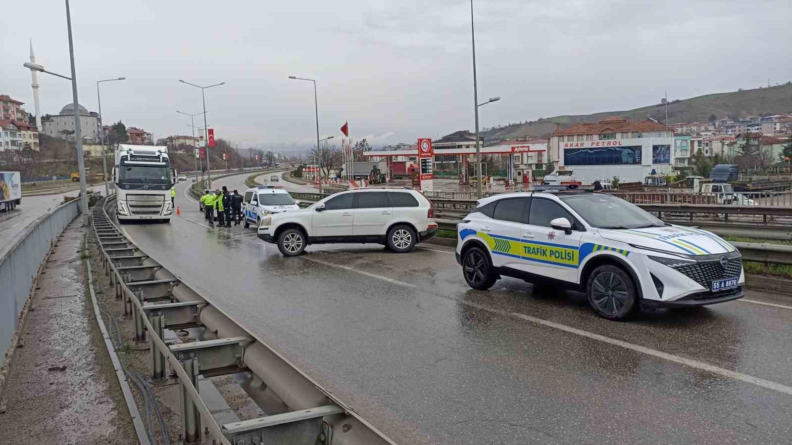 Samsun&rsquo;da cip bariyere &ccedil;arptı, anne ve oğlu yaralandı

