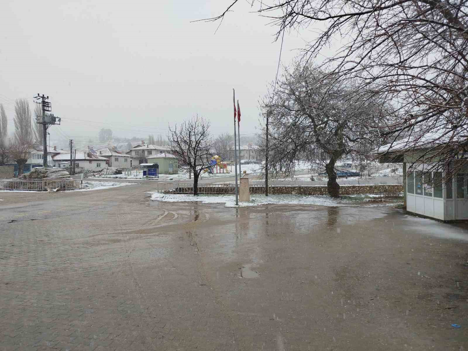 Buldan’ın yüksek kesimlerinde kar yağışı etkili oldu