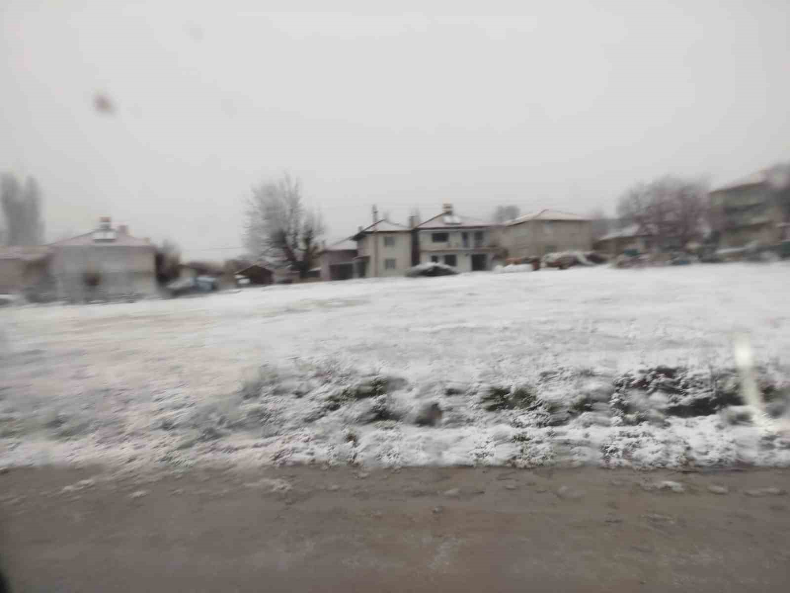 Buldan&rsquo;ın y&uuml;ksek kesimlerinde kar yağışı etkili oldu
