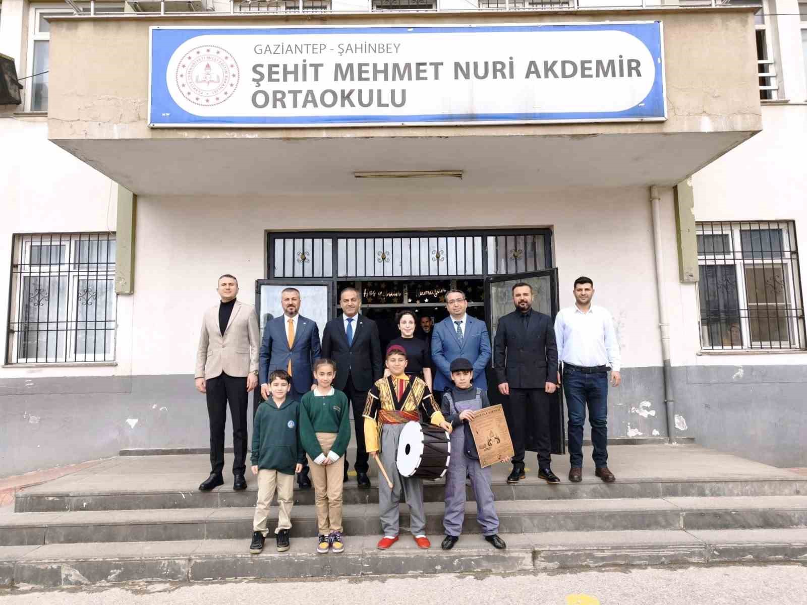 Gaziantep’te öğrenciler yardım kolileri hazırladı