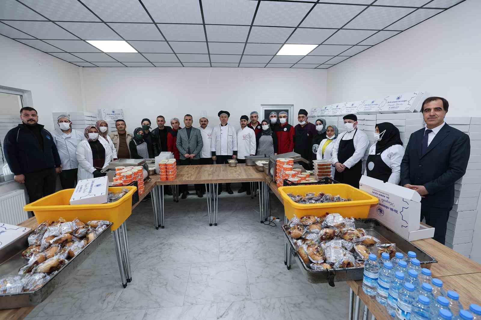 Sivas Belediyesi her g&uuml;n 400 ihtiya&ccedil;lı ailenin iftar sofrasını kuruyor
