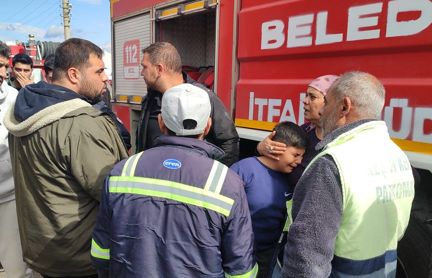 Yangında kuşları yanan &ccedil;ocuğu mahalle sakinleri teselli etti
