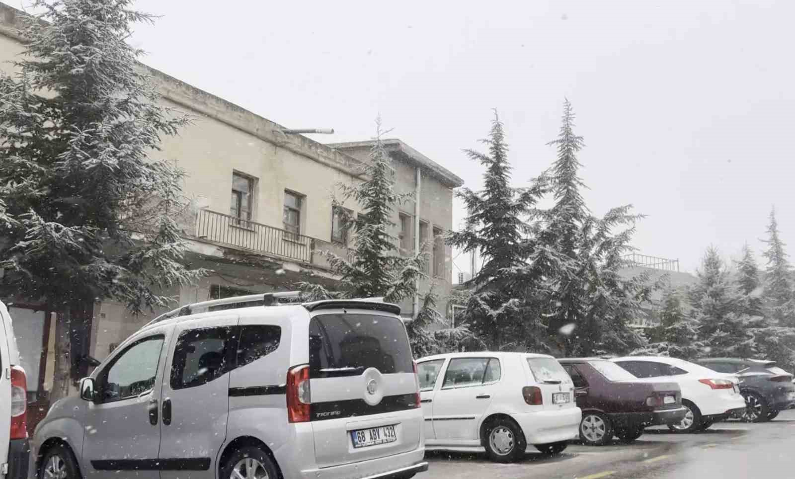 Aksaray&rsquo;ın y&uuml;ksek kesimlerinde kar yağışı etkili oluyor
