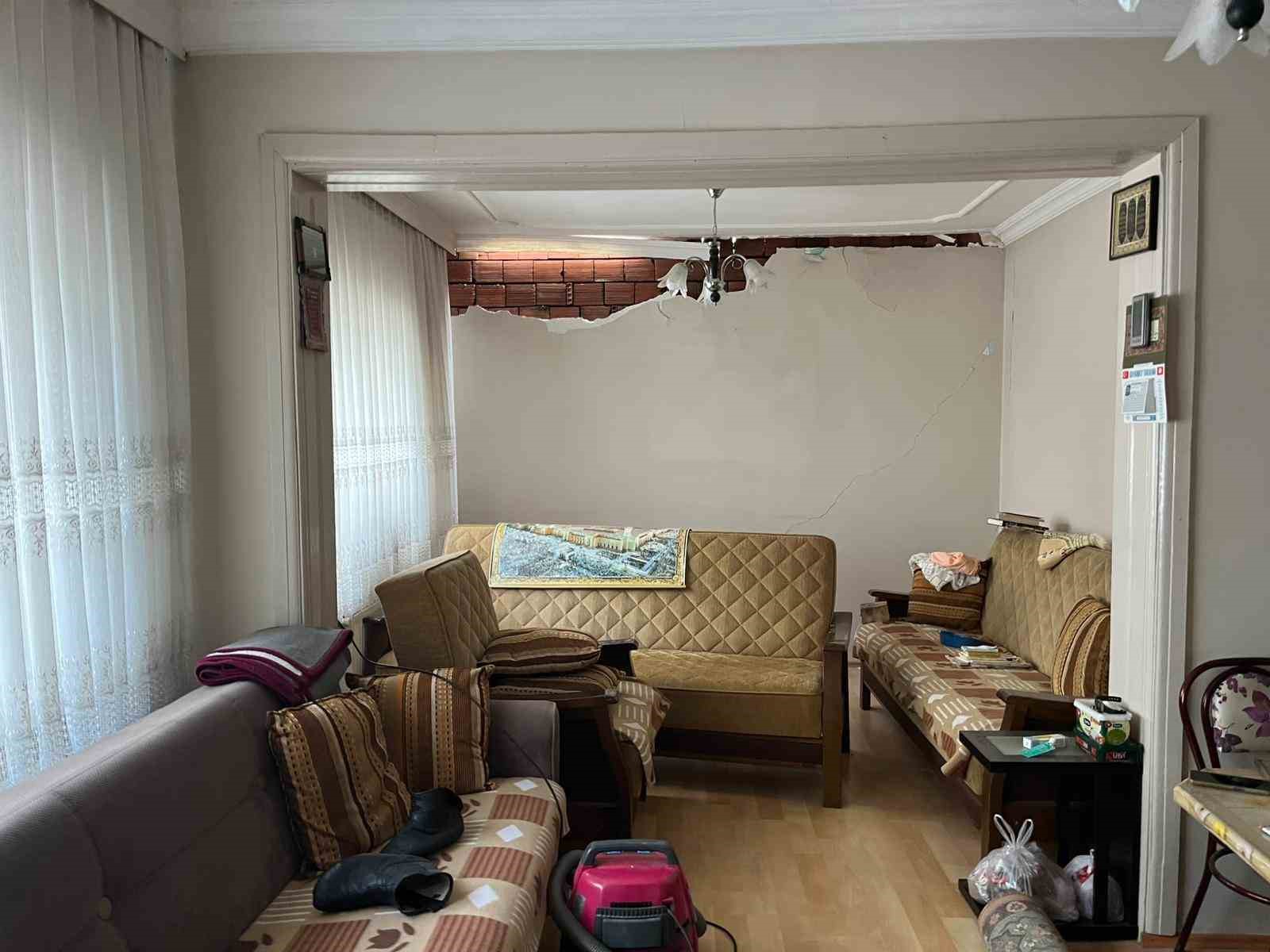 Eskişehir&rsquo;de ilgin&ccedil; kaza; belediye ekipleri yaşlı &ccedil;iftin evini adeta başına yıktı
