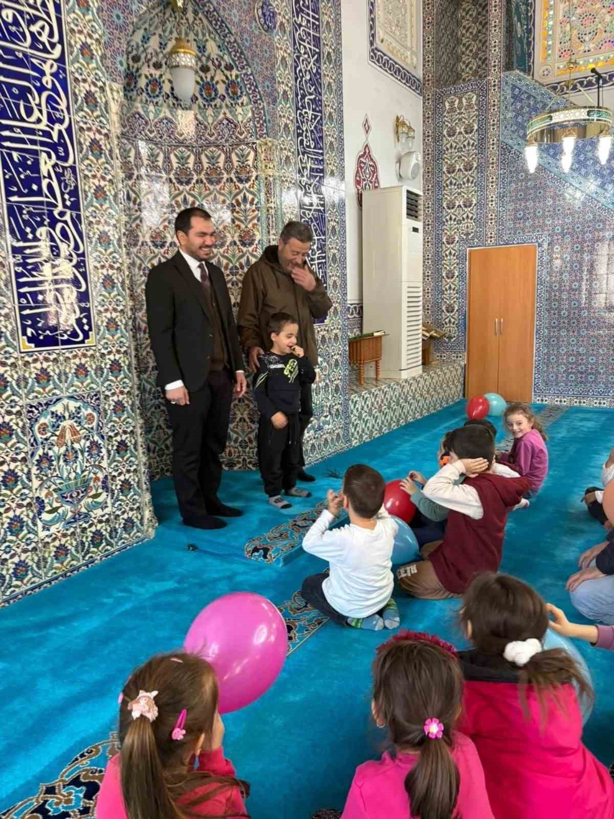 &rsquo;Maarifin Kalbinde Ramazan&rsquo; etkinliğinde minikler camiye g&ouml;t&uuml;r&uuml;ld&uuml;
