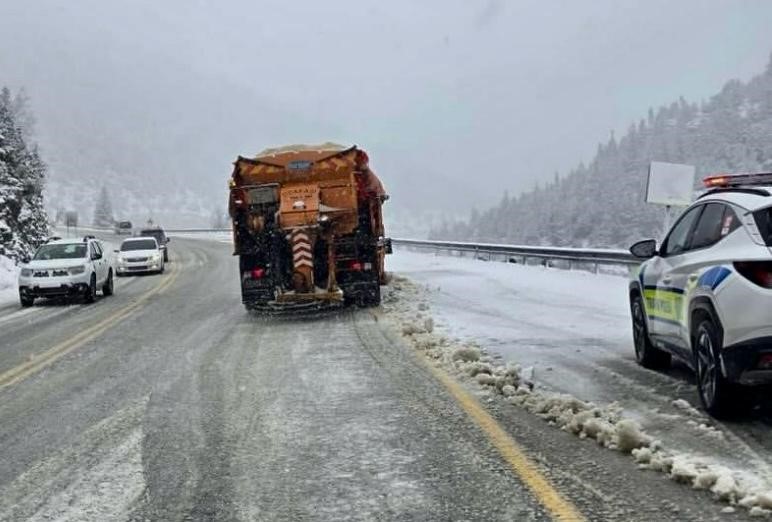 Antalya&rsquo;da bin 825 rakımlı Alacabel&rsquo;de kar yağışı
