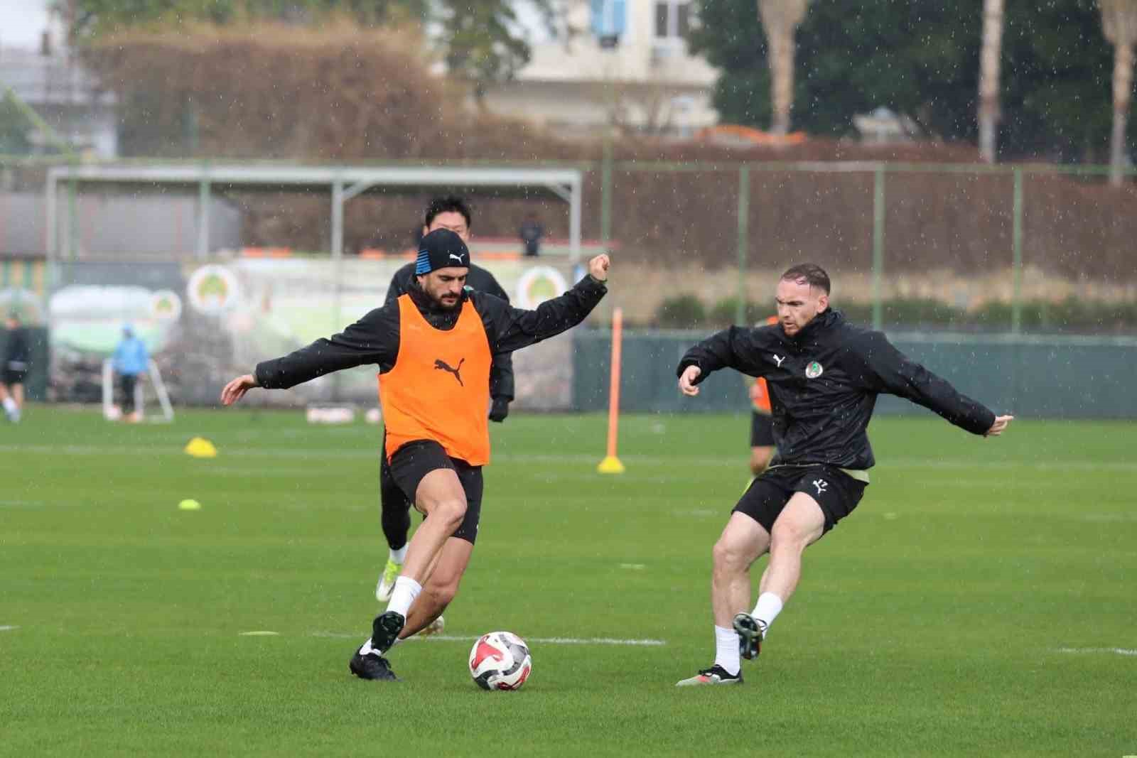 Corendon Alanyaspor, Galatasaray ma&ccedil;ı hazırlıklarını s&uuml;rd&uuml;rd&uuml;
