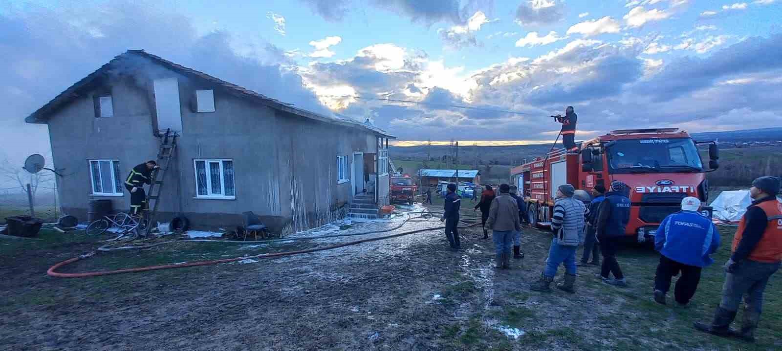 Domaniç’te çatı yangını