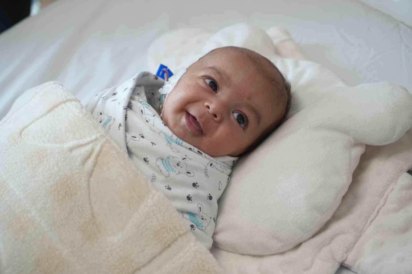 Kafasındaki nadir tümör alındı, hayata tekrar gülümsedi