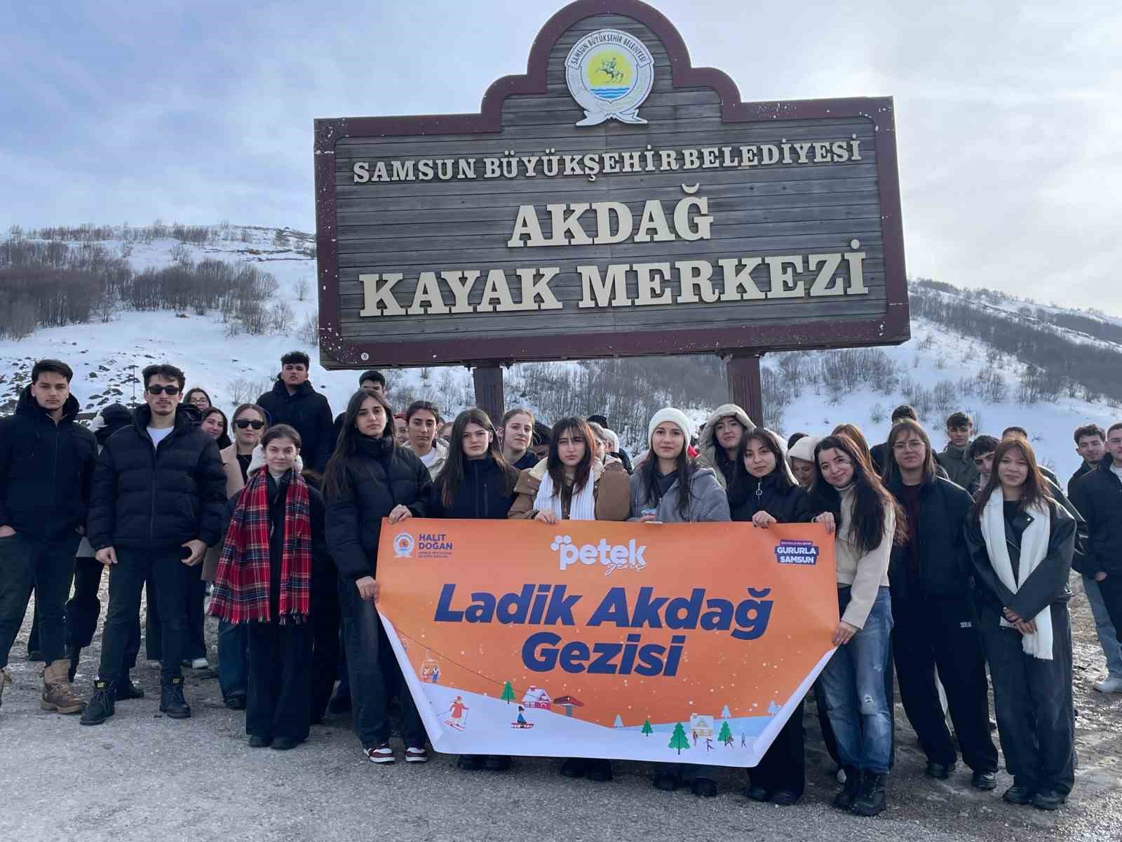 Petek gençle gençler Akdağ’ı keşfe doydu