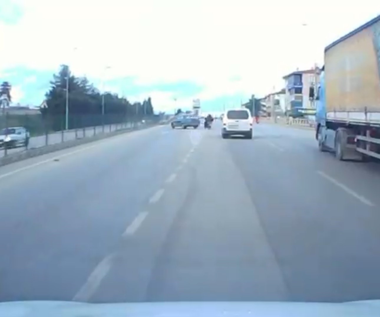 Motosiklete çarpmamak için direksiyonu kırdı, otomobil refüje çarptı