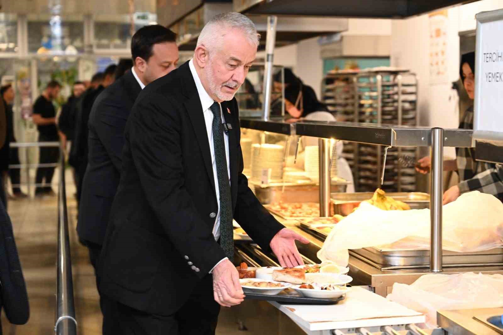 Başkan Başdeğirmen, KYK erkek yurdunda &ouml;ğrencilerle iftar sofrasında buluştu
